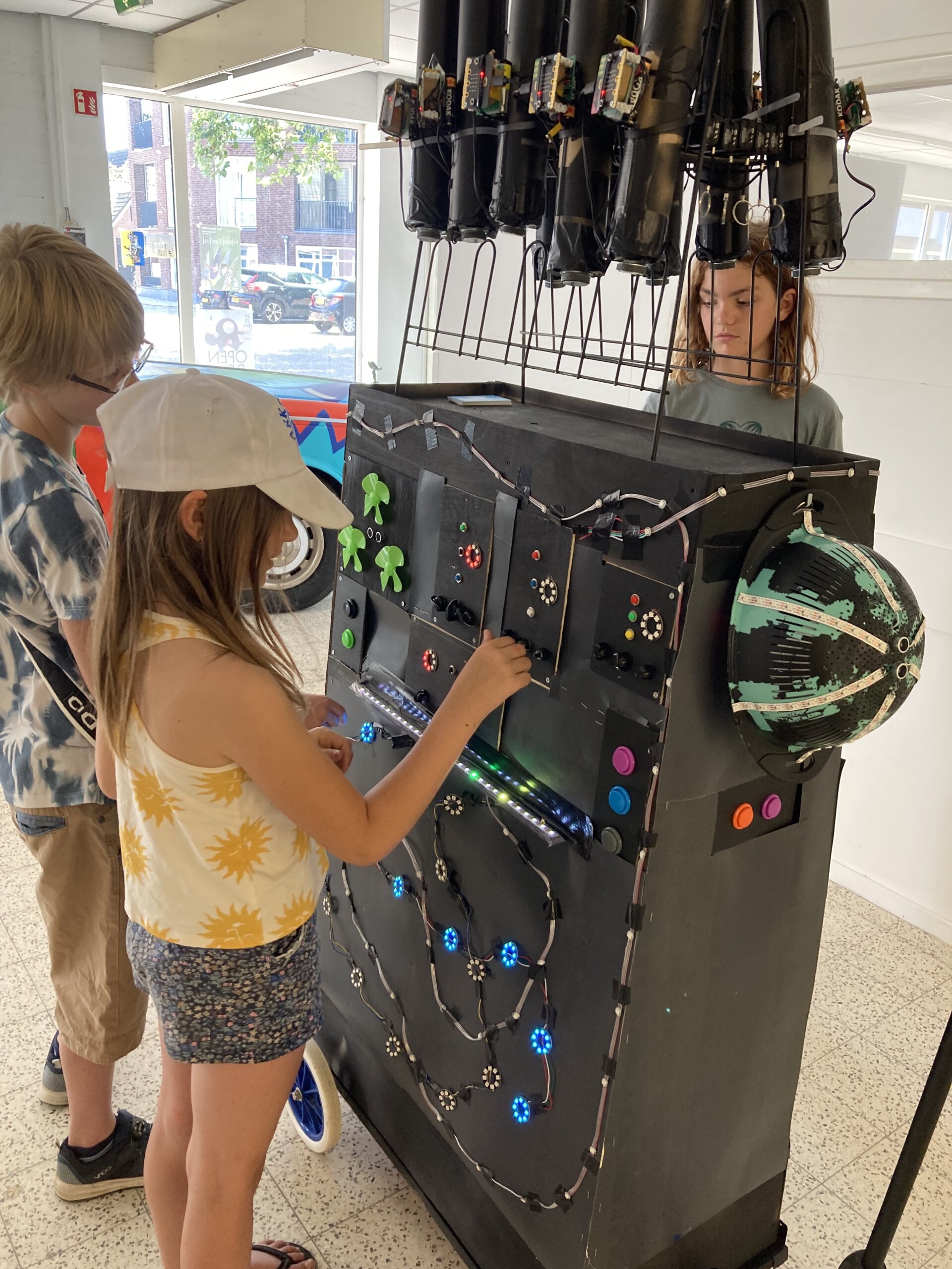 In/out machine