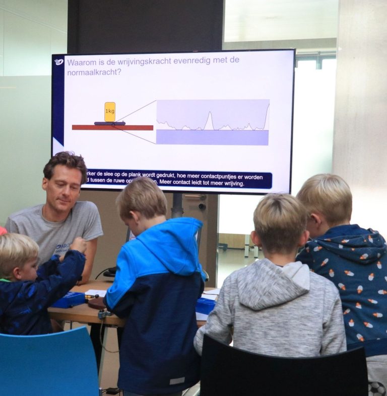 Natuurkrachtenspel met zwaartekracht en wrijving