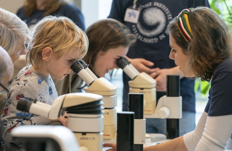 Kijk door een microscoop