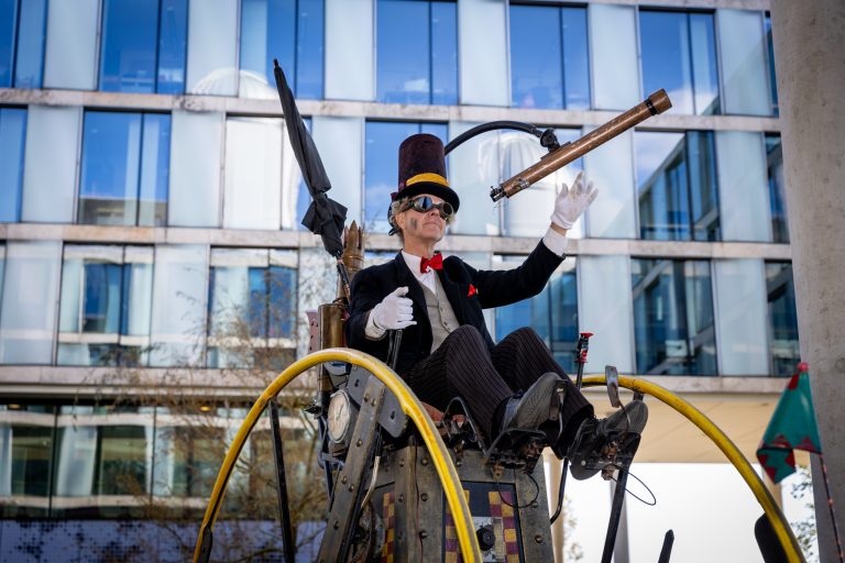 Praat met een sprookjesfiguur in gebarentaal