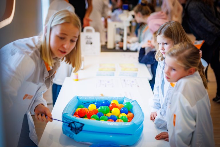 Welk onderzoek doet het Máxima naar kinderkanker?