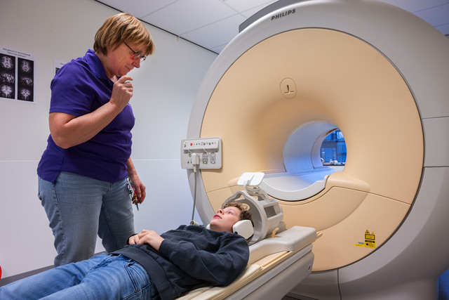 Neem plaats in de oefen-MRI