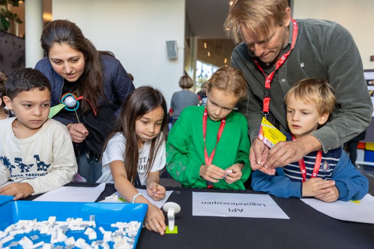 Help jij ons telescopen na te bouwen met LEGO?