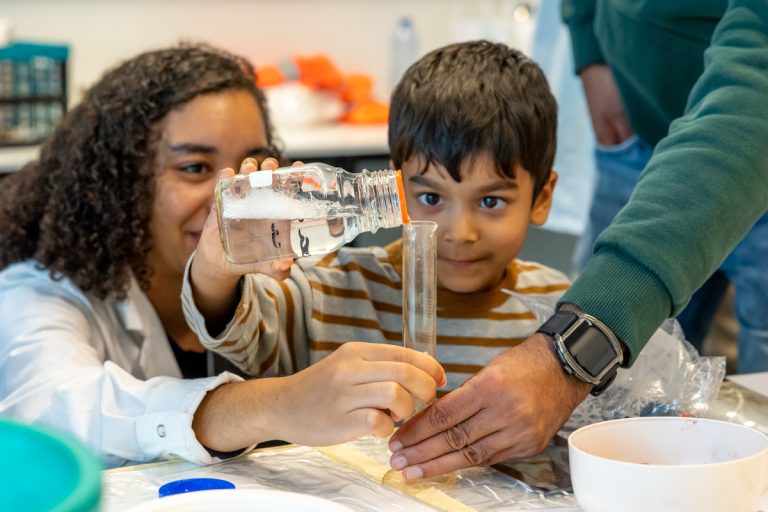 Kijk mee met scheikundigen in onze chemische labs