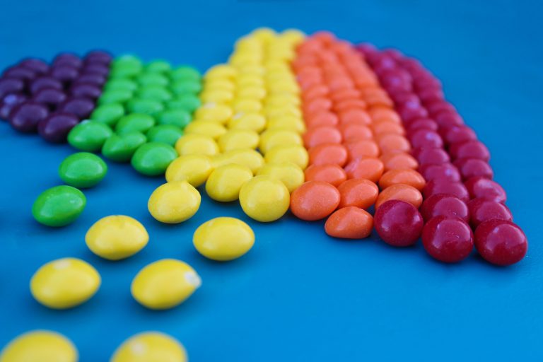 Een regenboog van Skittles