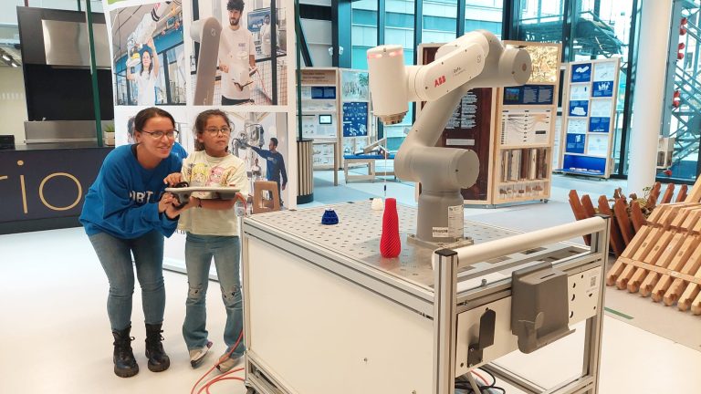 Robotarm: krijg jij de spijker in het vaasje?