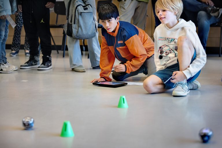 Bestuur de robot en word een programmeer-kampioen!