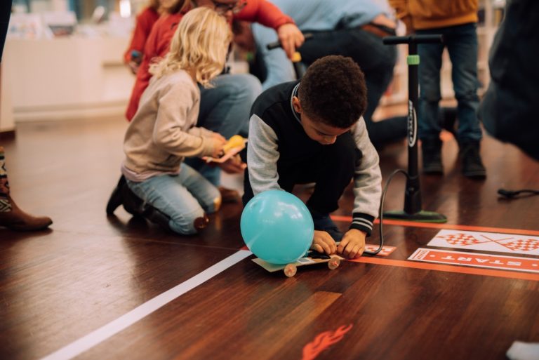 Maak je eigen ballonauto en ontdek luchtdruk