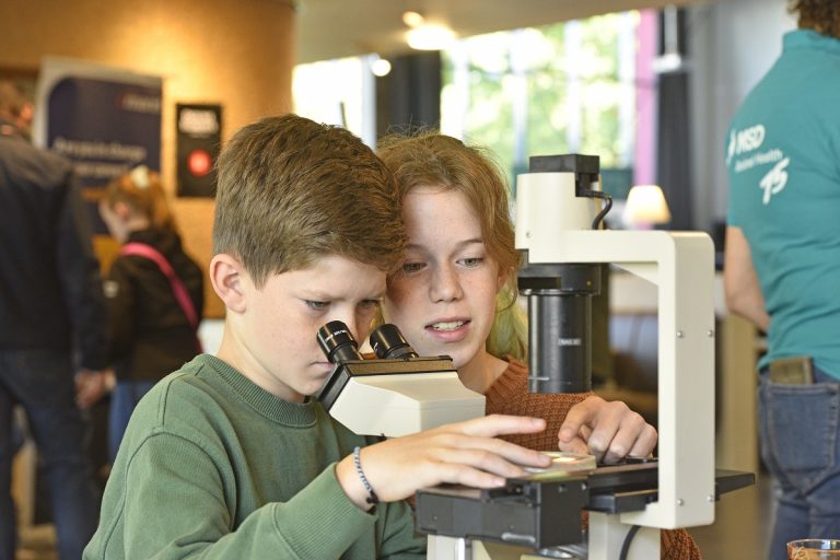 Speur naar onzichtbare beestjes met een microscoop